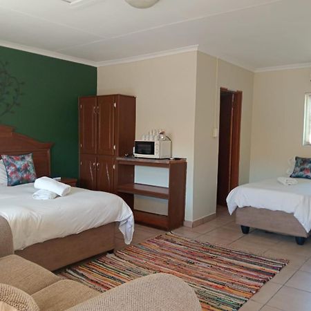 Villa De La Rosa Klerksdorp Esterno foto