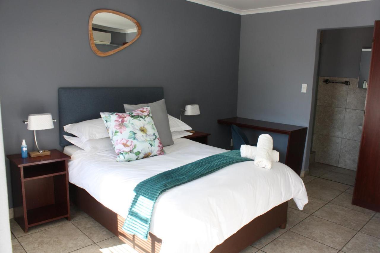 Villa De La Rosa Klerksdorp Esterno foto