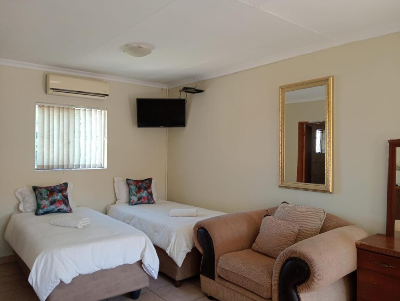 Villa De La Rosa Klerksdorp Esterno foto
