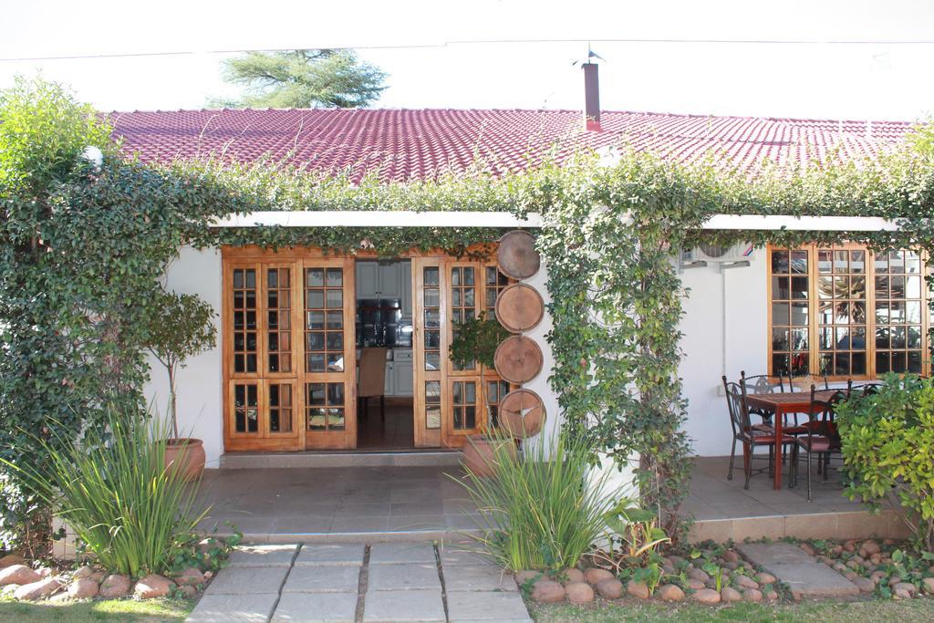 Villa De La Rosa Klerksdorp Esterno foto