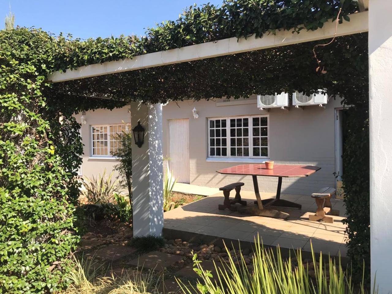 Villa De La Rosa Klerksdorp Esterno foto